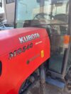 Kubota M8540 Power Crawler usato 4.800 ore di lavoro – dettaglio cofano con logo
