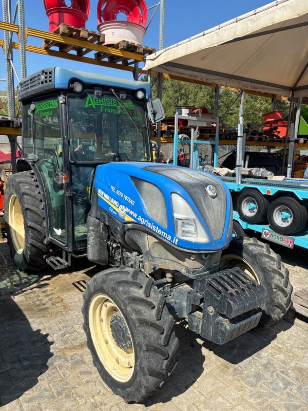 New Holland T4.100F Usato – vista frontale tre quarti sotto tettoia