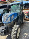New Holland T4.100F Usato – vista laterale con attrezzo posteriore agganciato